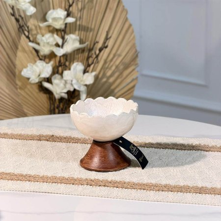 صحن مكسرات مصدف ابيض Wمدور 10سم قاعدة خشب 89438 حيف مشرف %ه15